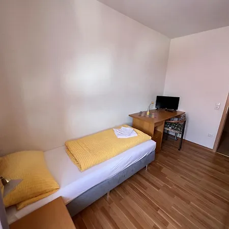 & Metzgerei Besenhardt Guest house *
