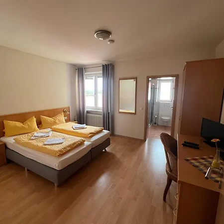 & Metzgerei Besenhardt Guest house Wackersdorf